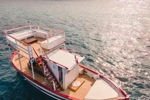 Syracuse: Sunset cruise including aperitif and swim stop