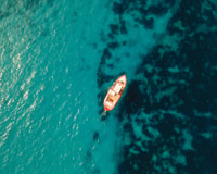 Siracusa, gita in barca con pranzo, vino e fermate di nuoto - Hizvo