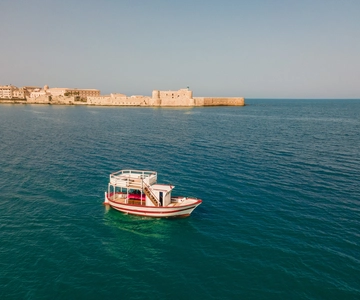 Siracusa: Gita in barca con pranzo, vino e soste per il bagno