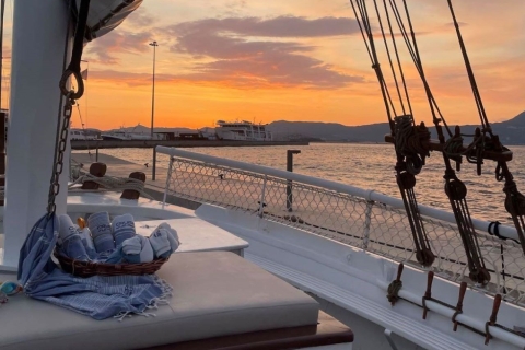 Croisière au coucher du soleil à bord d'un bateau en bois avec cocktails et bouchées