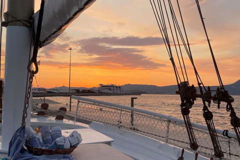 Corfu: Cruise bij zonsondergang op een klassieke boot met cocktails en snacksCorfu: cruise bij zonsondergang op klassieke boot met cocktails en snacks