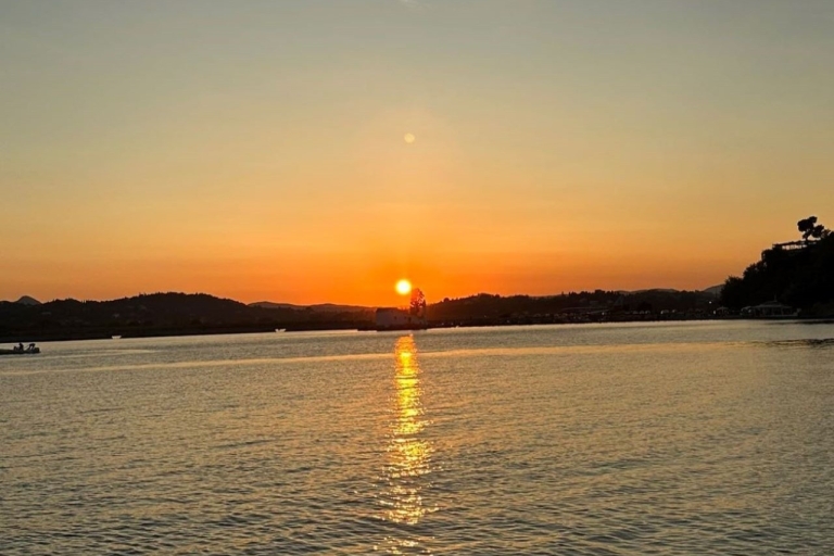 Croisière au coucher du soleil à bord d'un bateau en bois avec cocktails et bouchées