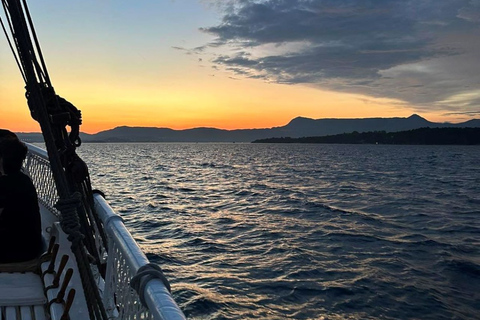 Croisière au coucher du soleil à bord d'un bateau en bois avec cocktails et bouchées