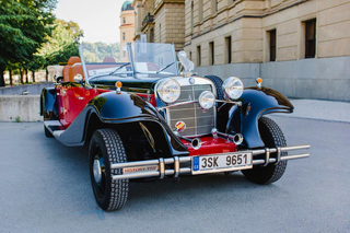 Prague: 120min Private Tour in Vintage Car, up to 6people!