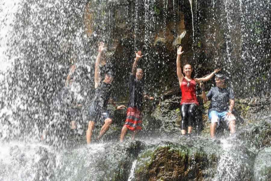 Kauai: Geführte Wanderung und Schwimmen im Wasserfall. Foto: GetYourGuide