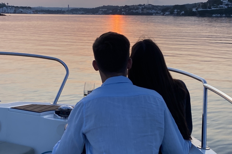 Menorca: Romantic sunset in private boat for Puerto de Mahón Menorca: Romantic sunset in private boat with cava and sweet