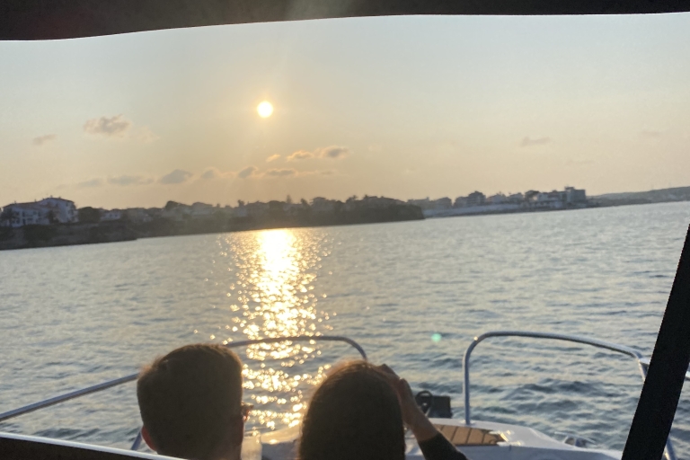 Menorca: Romantischer Sonnenuntergang im Privatboot nach Puerto de MahónMenorca: Romantischer Sonnenuntergang im Privatboot mit Cava und Süßigkeiten