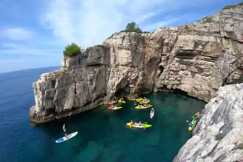 Pula : visite d'une demi-journée en kayak, falaises et grottes