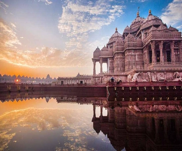 New Delhi: Akshardham Temple Tour with Water and Light Show