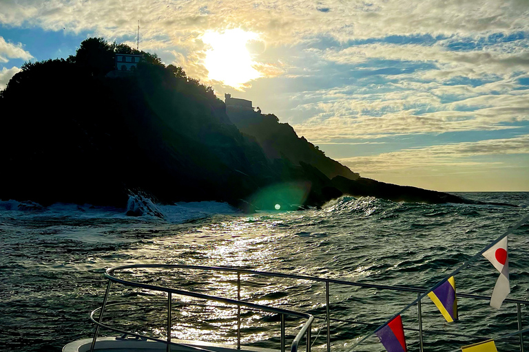 San Sebastian: Tour panoramico della baia e della costa in catamarano