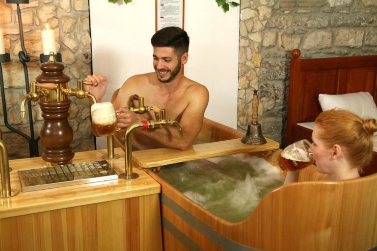 Prague : bain à la bière avec bière illimitéeSpa à la bière et bière illimitée : baignoire privée massage