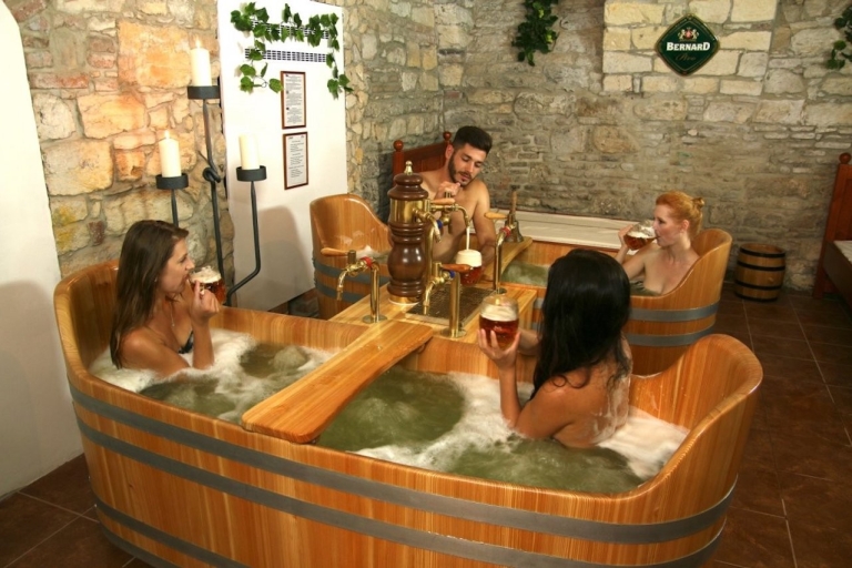 Praag: bierbad met onbeperkt bierBierspa met onbeperkt bier: privébadkuip met massage