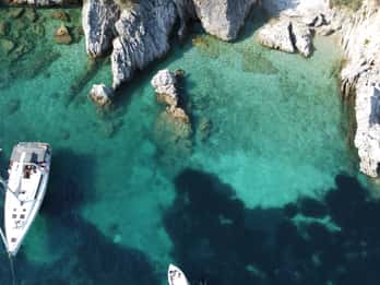 Gouvia: Gita in barca a vela sull'isola di Corfù con spuntino e bevande analcoliche