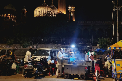 Delhi : Visite gastronomique de nuit avec dîner et visite d'un templeVisite gastronomique nocturne de Old Delhi avec dîner et visite d'un temple