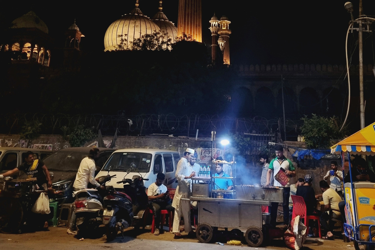 Delhi : Visite gastronomique de nuit avec dîner et visite d'un templeVisite gastronomique nocturne de Old Delhi avec dîner et visite d'un temple