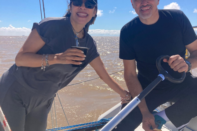 Buenos Aires: Sailboat ride, special city view, and food on board Buenos Aires: Sailboat tour, special view of the city, and lunch on board