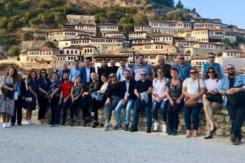 Berat: Visita a pie en español