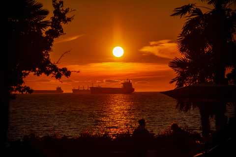 Van Aqaba: cruise bij zonsondergang op de Rode Zee met lunch en zwemmenCruiseschip bij zonsondergang