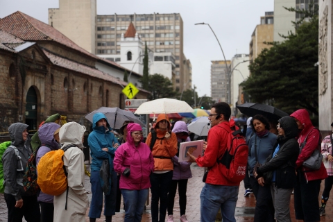 Kolumbijska wycieczka piesza po konflikcie: wojna i pokój