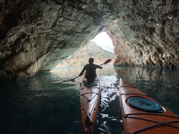 Naxos: tour in kayak di mare della grotta del Rhina e della costa