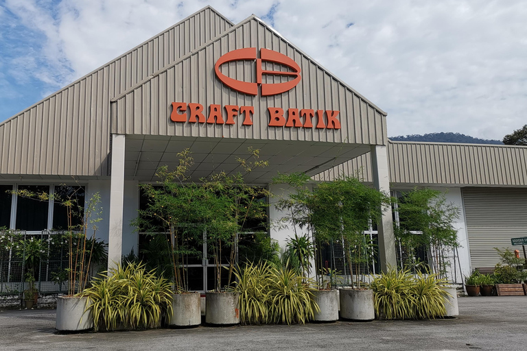 Penang: Batik, Floating Mosque, and Beach Tour