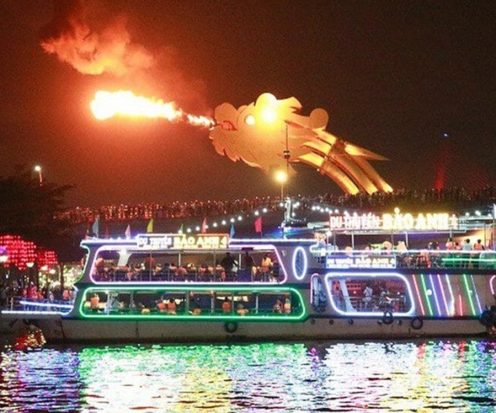 Дананг: круиз по реке Хан ночью с танцевальным представлением