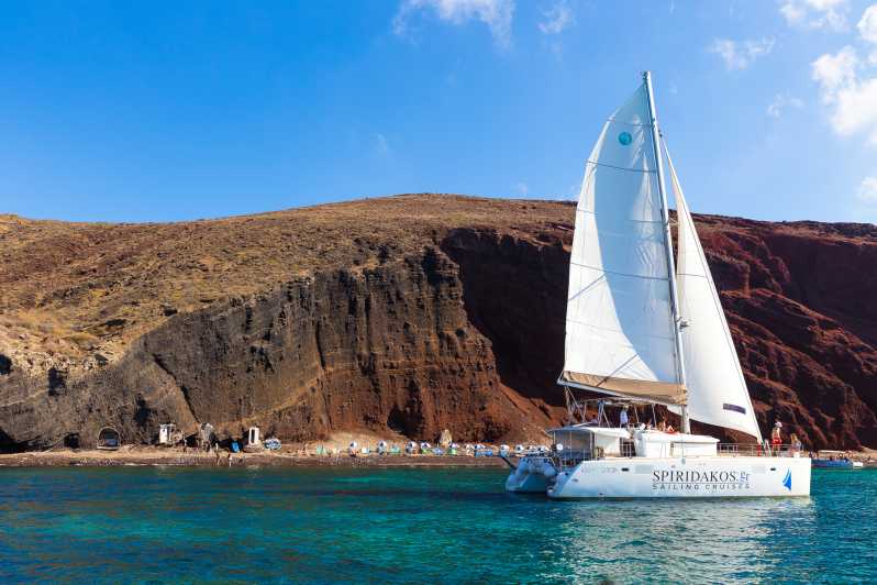 Vanuit Santorini: catamarancruise met maaltijden en drankjes