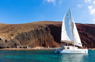 Santorini: crociera in catamarano con BBQ e bevande