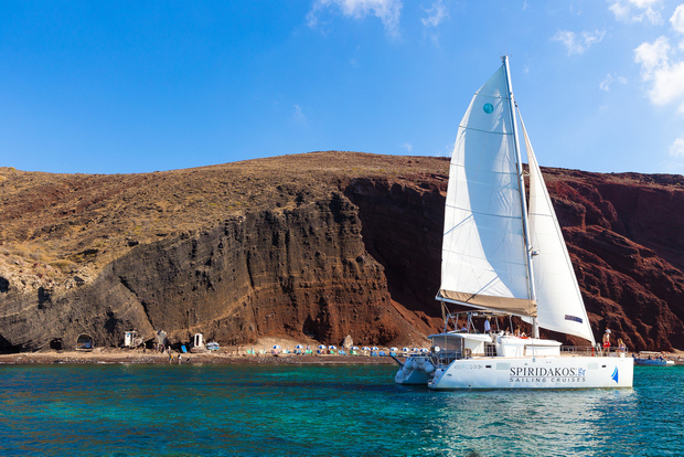 Santorini: crociera in catamarano con BBQ e bevande