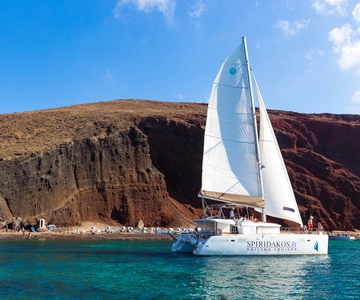 Santorini: Catamaran Cruise with Meals and Drinks