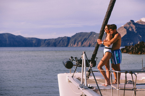 Santorin : Croisière en catamaran avec repas et boissonsCroisière matinale premium avec BBQ et boissons