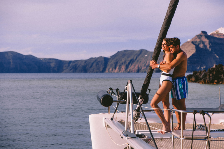 Santorini: Crociera in catamarano con pasti e bevandeCrociera Premium al tramonto con grigliata e bevande