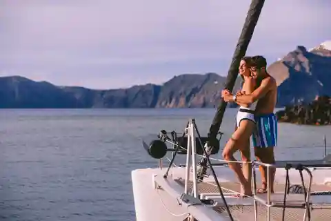 Santorini: Cruzeiro de catamarã com refeições e bebidas