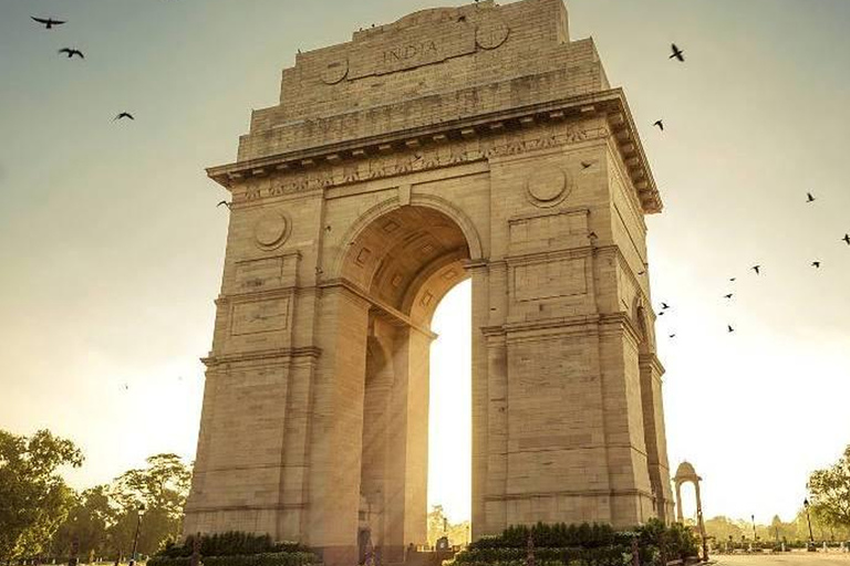 Vecchia Delhi: tour di Chandni Chowk con tè e snack Tuk TukSolo auto, autista, guida e tuk tuk