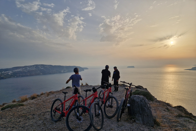 Santorini: Wycieczka rowerem elektrycznym o zachodzie słońca