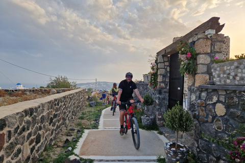 Santorini: Experiência de passeio de E-Bike ao pôr do solVlichada: destaques de Santorini e passeio de bicicleta ao pôr do sol