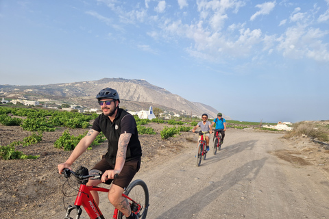 Santorini: Upplevelse av elcykelturFrån Vlichada: Santorini södra rutt guidad E-Bike-tur