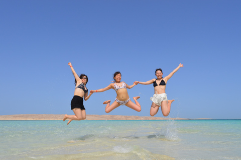 Hurghada: Tour di 3 isole con avvistamento di delfini e snorkelingMotoscafo privato di una giornata intera