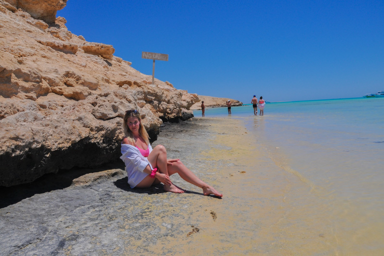 Hurghada: Tour di 3 isole con avvistamento di delfini e snorkelingMotoscafo privato di una giornata intera