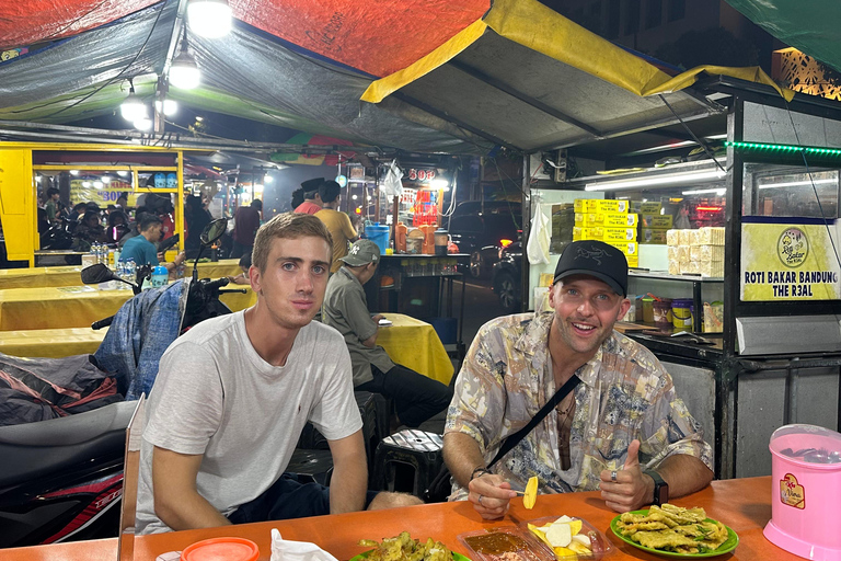 Jakarta: avondwandeltour met snacks en dinerJakarta: nachtelijke wandeltour met snacks en diner