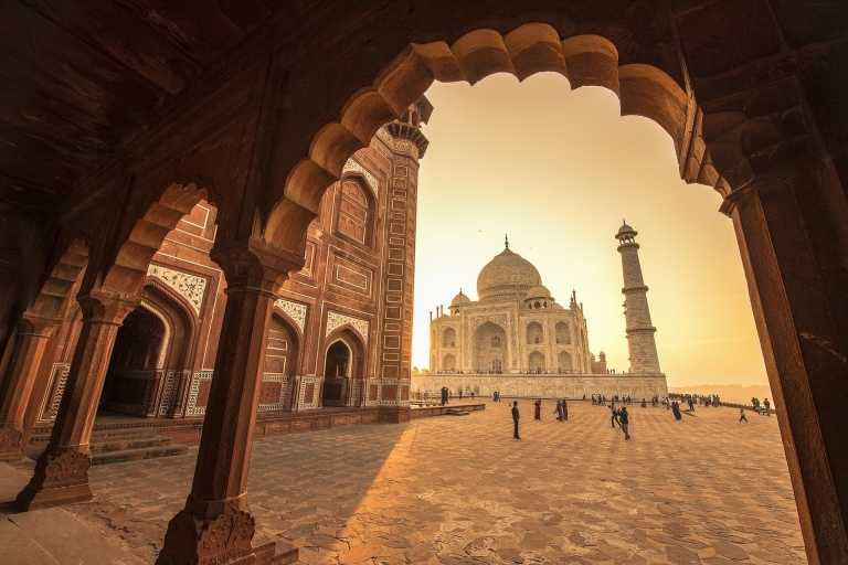Von Delhi aus :- Taj Mahal Tour mit privatem Führer im Auto