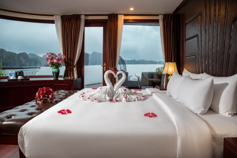 Von Ninh Binh DoRa Cruise Ha Long Bay: Privates Balkonzimmer