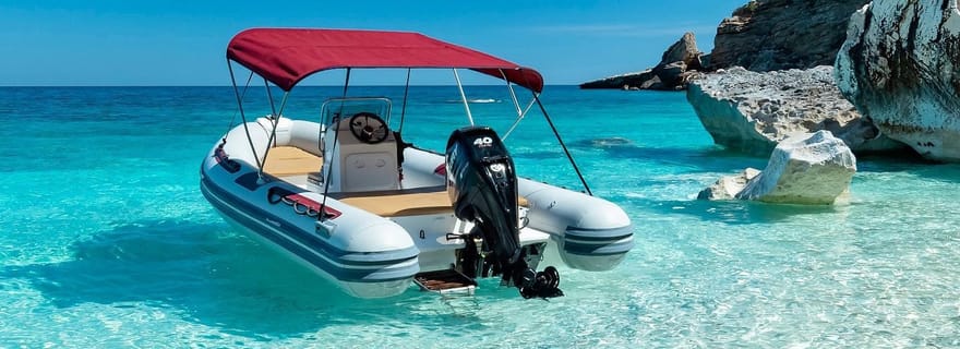 Cala Gonone : location de zodiac de 6 mètres (sans permis bateau)