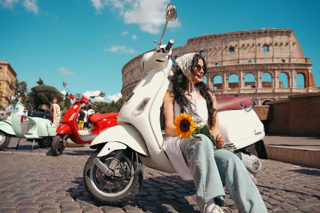 Rome: City Tour by Vespa with Pictures and Sweets Tastings