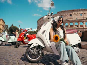 Roma: Tour della città in Vespa con foto e degustazioni di dolci