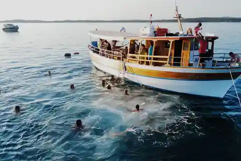 Croisière d'une demi-journée à Rovinj : arrêts baignades, boissons et brunch inclus