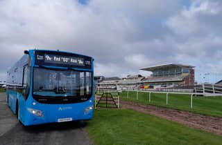 Liverpool: Bustransfer zum/vom John Lennon Flughafen
