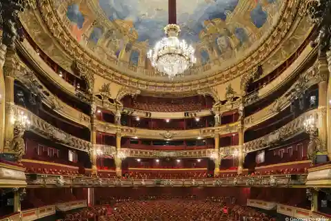 Private walking tour of Palaces and Colon Theatre