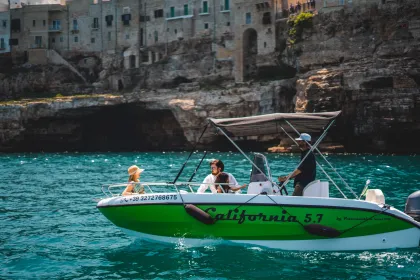 Monopoli: Private Schnellbootfahrt zu den Grotten von Polignano a Mare