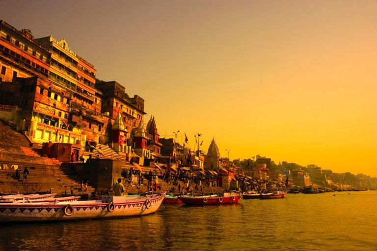 Benarés: Excursión Privada de un Día con Paseo en Barco por el Ganges y Aarti